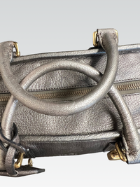 Loewe Amazona 28 en Piel Granulada Metalizada – Gris Peltre / Plata Oscuro
